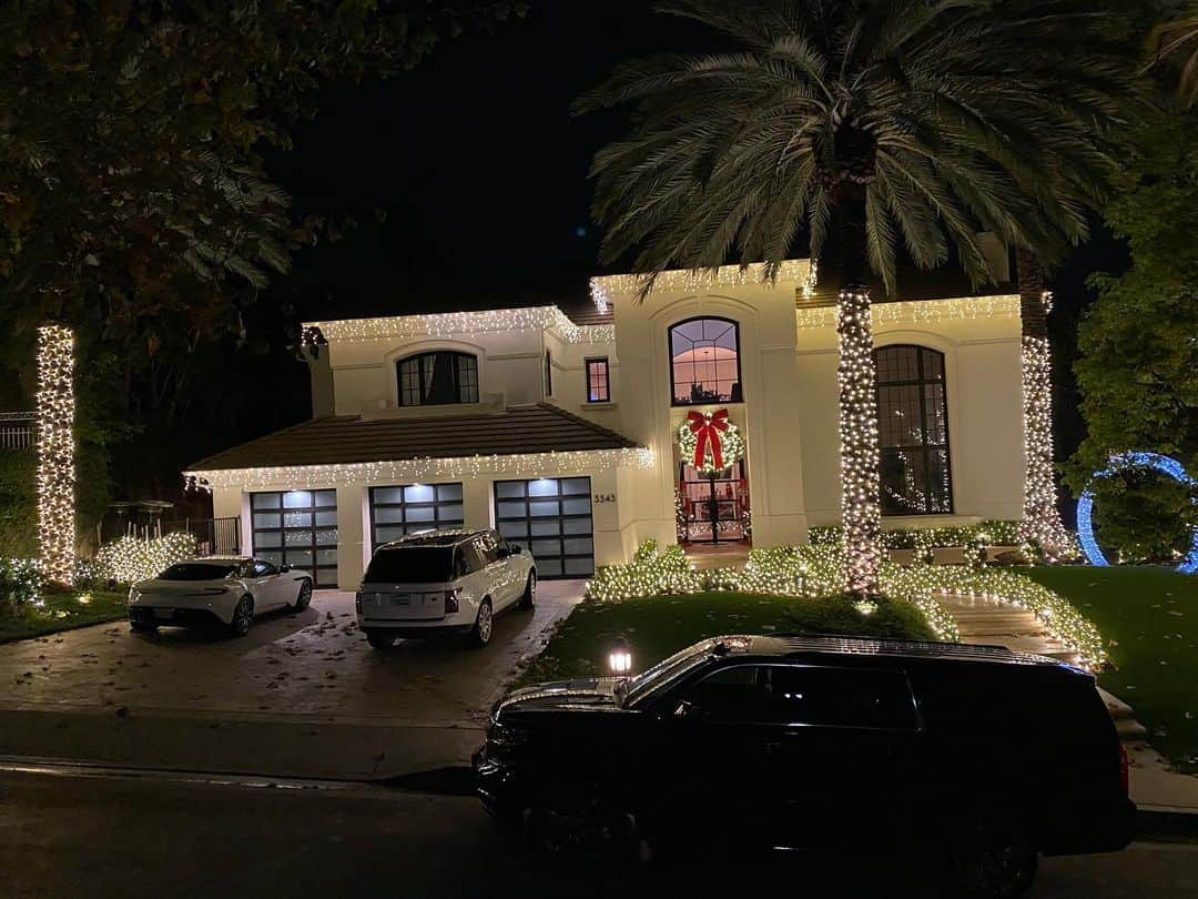 ロブ・ディアデックのインスタグラム：「Christmas starts with creating the right spirit... House lit, multiple trees, and a life size Santa to set the tone.」