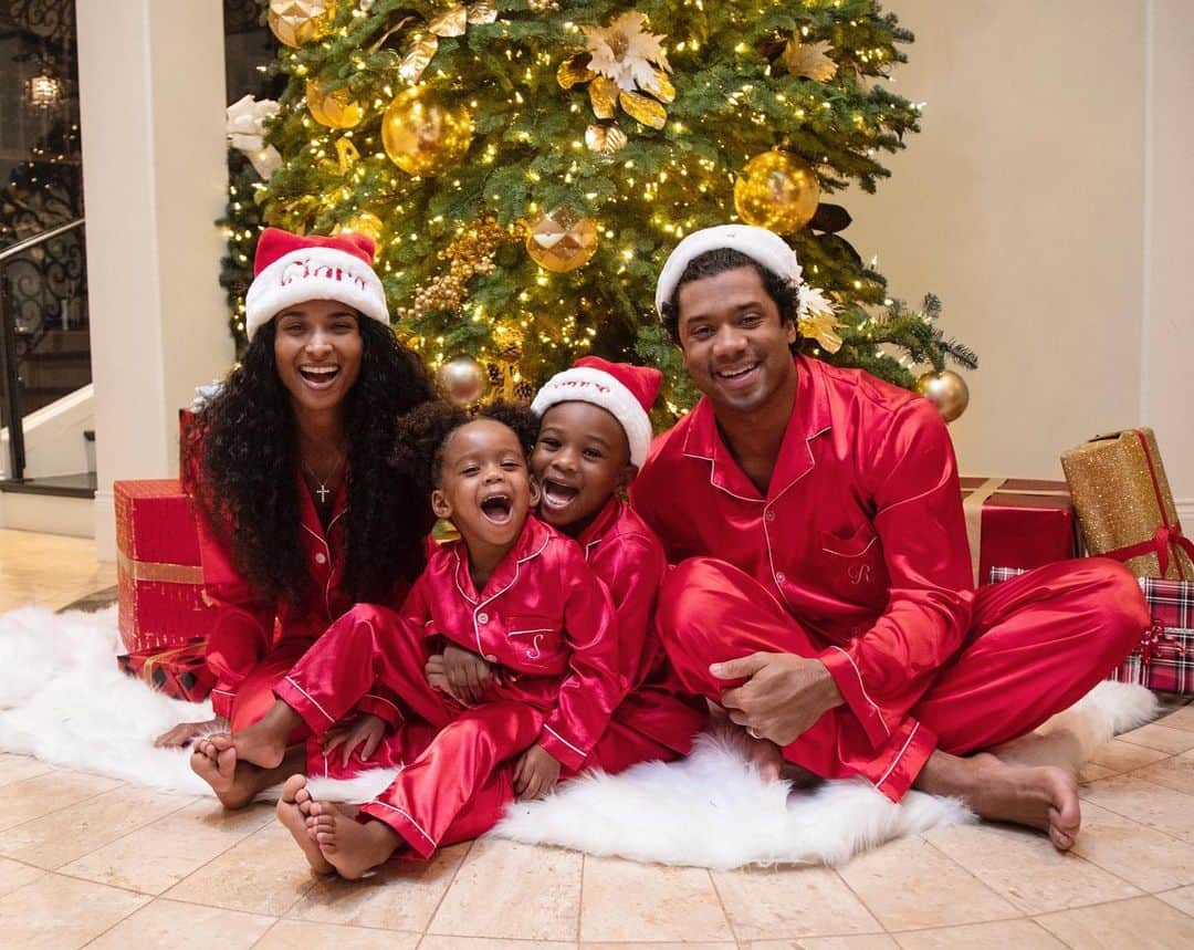 ラッセル・ウィルソンのインスタグラム：「Merry Christmas from our family to yours! Grateful for family ❤️」