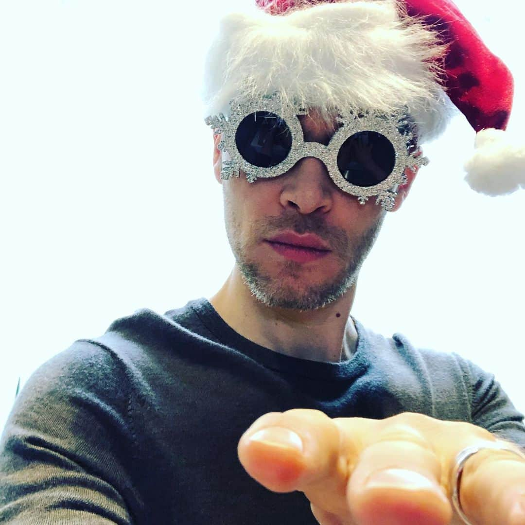 ジョセフ・モーガンさんのインスタグラム写真 - (ジョセフ・モーガンInstagram)「Checking it twice」12月26日 4時49分 - therealjosephmorgan