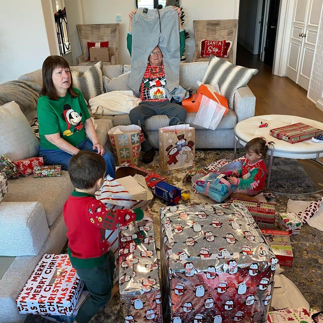 ロブ・ディアデックさんのインスタグラム写真 - (ロブ・ディアデックInstagram)「There nothing quite like Christmas morning. So much pure joy being shared by the entire family. So grateful 🙏🏼🎅🏼🎄🎁 Merry Christmas to all!」12月26日 4時56分 - robdyrdek