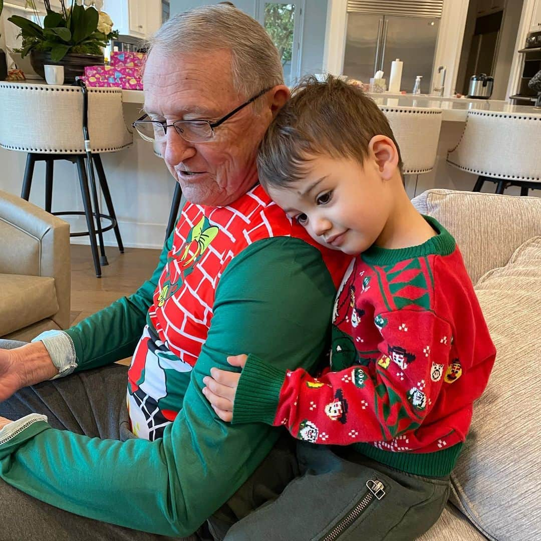 ロブ・ディアデックさんのインスタグラム写真 - (ロブ・ディアデックInstagram)「There nothing quite like Christmas morning. So much pure joy being shared by the entire family. So grateful 🙏🏼🎅🏼🎄🎁 Merry Christmas to all!」12月26日 4時56分 - robdyrdek