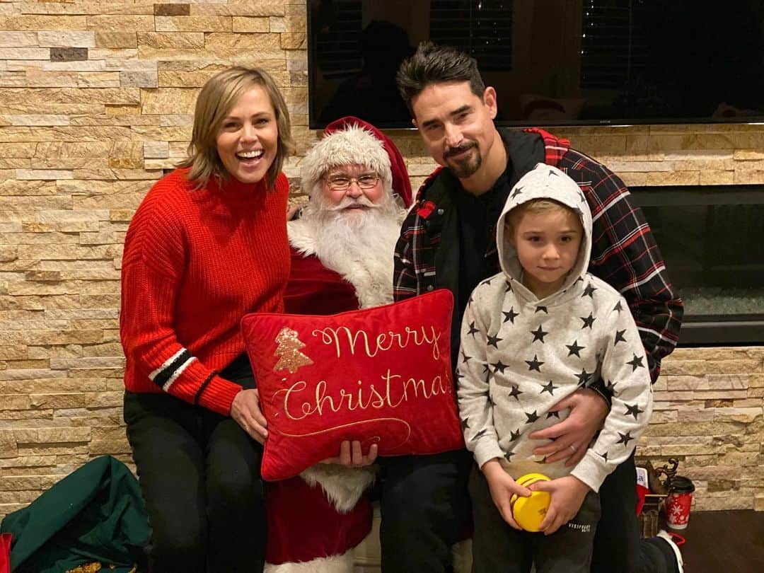 A.J.さんのインスタグラム写真 - (A.J.Instagram)「Santa came AND we had a white Christmas by the palm trees! Getting everyone together reminds me what a lucky guy I am especially this time of year. To my amazing wife, amazing kids, friends and of course the amazing BSB army I am blessed beyond measure!!!! Merry Christmas to you and yours.」12月26日 4時57分 - aj_mclean