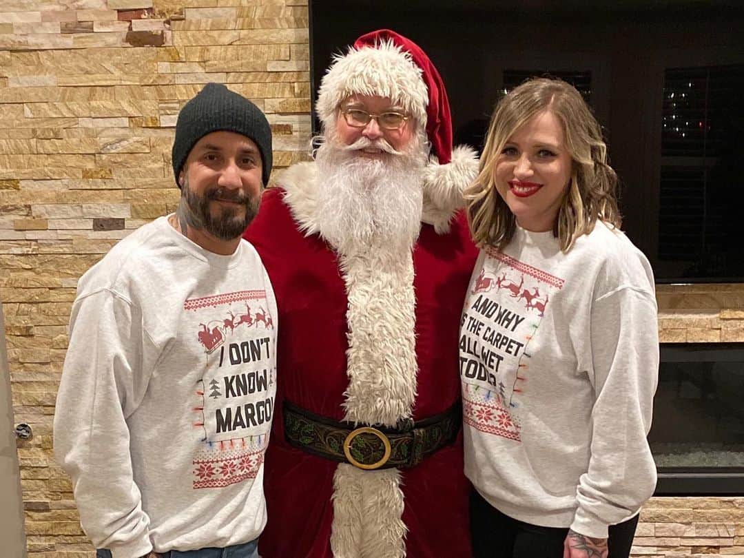 A.J.のインスタグラム：「Santa came AND we had a white Christmas by the palm trees! Getting everyone together reminds me what a lucky guy I am especially this time of year. To my amazing wife, amazing kids, friends and of course the amazing BSB army I am blessed beyond measure!!!! Merry Christmas to you and yours.」