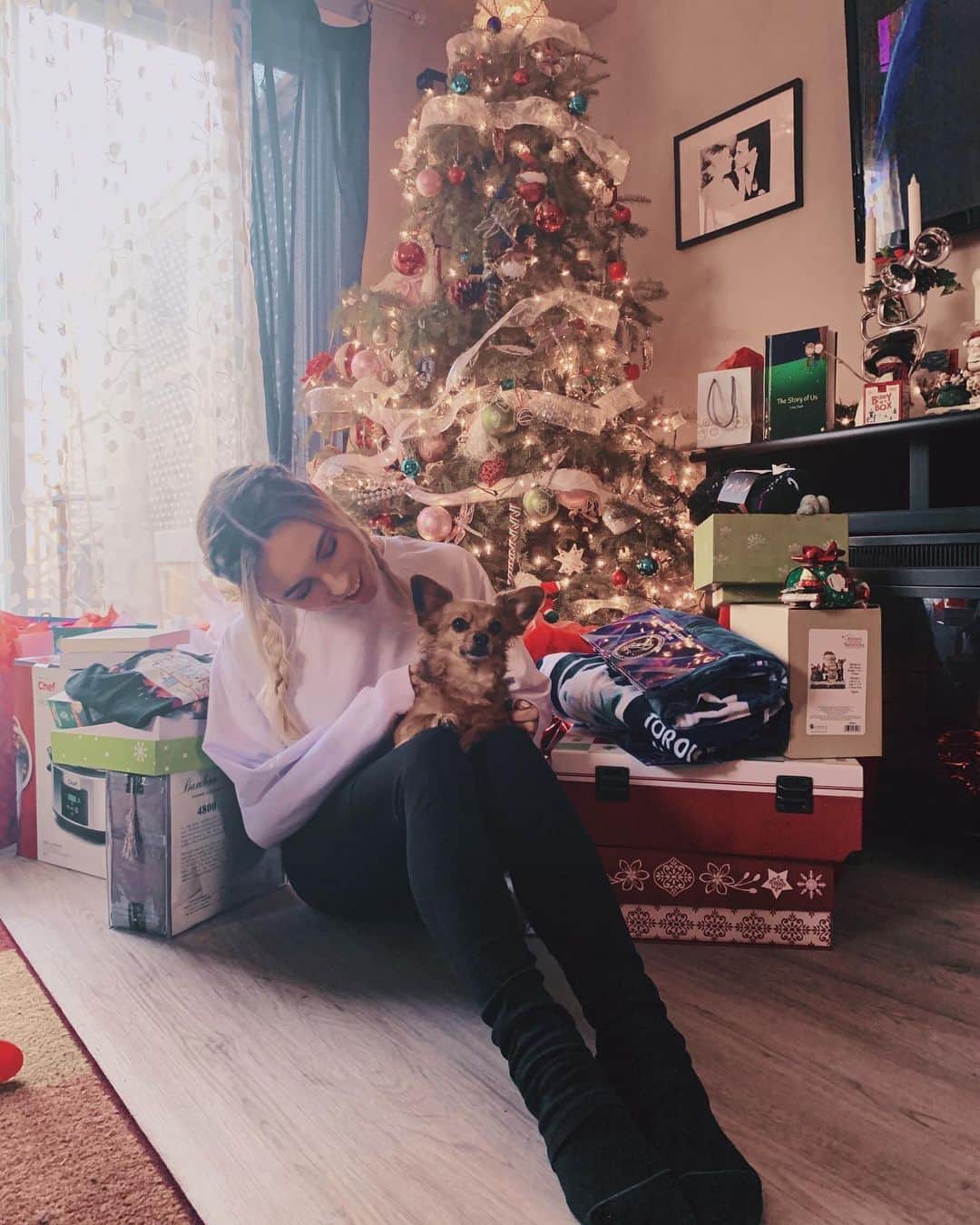 Kalyn Nicholsonのインスタグラム：「Merry Christmas from Cindy Lou and her buddy Max 🎄」