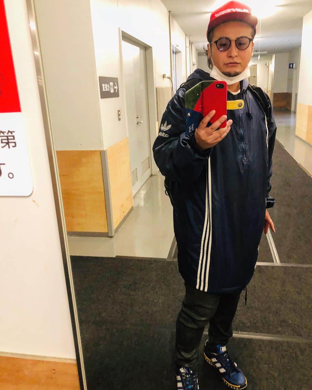 石山大輔のインスタグラム：「メリークリスマス！！ ということで赤キャップです。  YouTube「バンビーノチャンネル」随時更新しております。  最近は「発掘動画スペシャル」と題しまして昔の単独でしかやれなかったネタなどを公開しています。  今回は  #バンビーノチャンネル にて 発掘VTR第２弾 コント「ヘンリー王子」をみてみた！を配信しました。 粗品が好きなネタの秘蔵コント見つけたよ！  https://youtu.be/wHZ3MvGgoi4  画素が荒いものもあるので、僕らの解説付きです。 そうです、特に粗品。 まぁ粗品だけではないんですが、あの当時の後輩たちがずっとイジり続けてくれるネタを更新しました。  良きも悪きも印象に残っていたということは嬉しいことですね。  そして、やはりやはり M1グランプリ毎年のように盛り上がっていましたね。  ミルクボーイさん、感慨深いものがありました！　スーパーでコーンフレーク買ってる親子がその話してたり、なんだか本当に嬉しいです。  努力している人にちゃんと結果がついてくることが嬉しい。藤田も駒場さんと仲良くしていたから号泣してましたね（笑）漫才はカッコいいね。同期であるぺこぱも沢山の苦労もある中、報われて良かった！　ニューヨークもインディアンスもそれぞれに同世代で舞台をやってきた身としてはみんなそれぞれの面白さで嬉しかったです。  さぁ、年末まで舞台まみれですが頑張りますよ！　ラストスパートだ。  #幕張イオンモール劇場  #adidas #この丈のシャカシャカあんまりない #長丈アノラック #rafsimons #気に入って履いてる  #NOダンソン靴 #laトレーナー  #supreme  #バンビーノ #ミルクボーイ #ぺこぱ #ニューヨーク #インディアンス #芸人 #漫才はかっこいい」