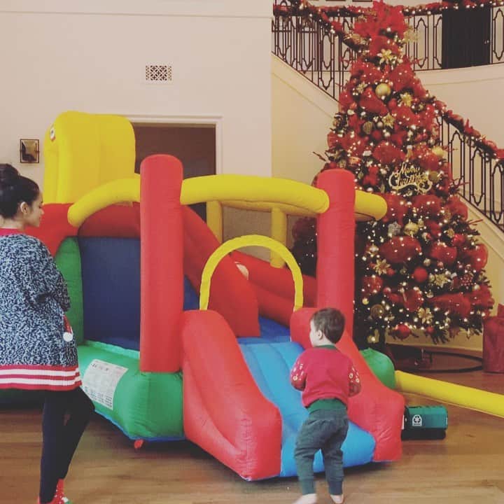 ロブ・ディアデックのインスタグラム：「You know it wouldn’t be Christmas without over shooting the mark a bit... I can assure you Kodah and Nala love it when “Santa” takes it a bit too far. Merry Christmas!」