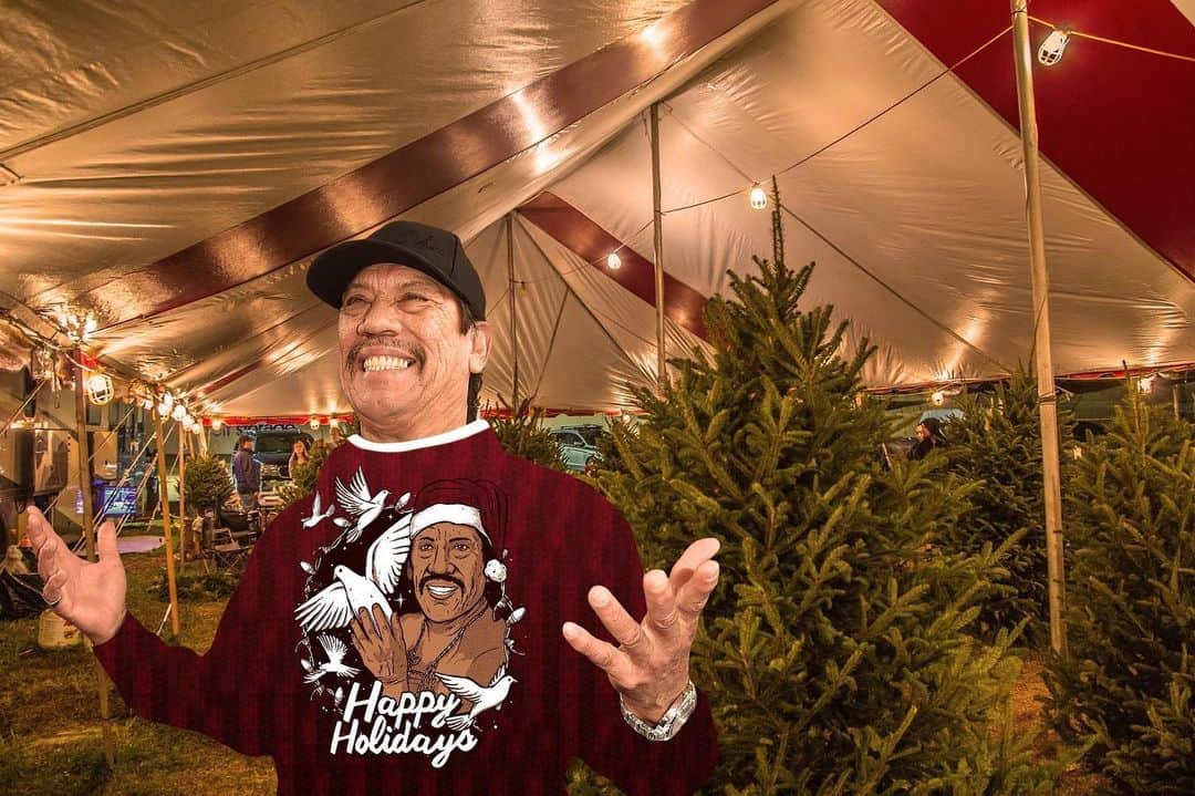 ダニー・トレホさんのインスタグラム写真 - (ダニー・トレホInstagram)「Wishing you all a very Merry Christmas! . . . #merrychristmas #christmas #dannytrejo #machete #happyholidays」12月26日 5時05分 - officialdannytrejo