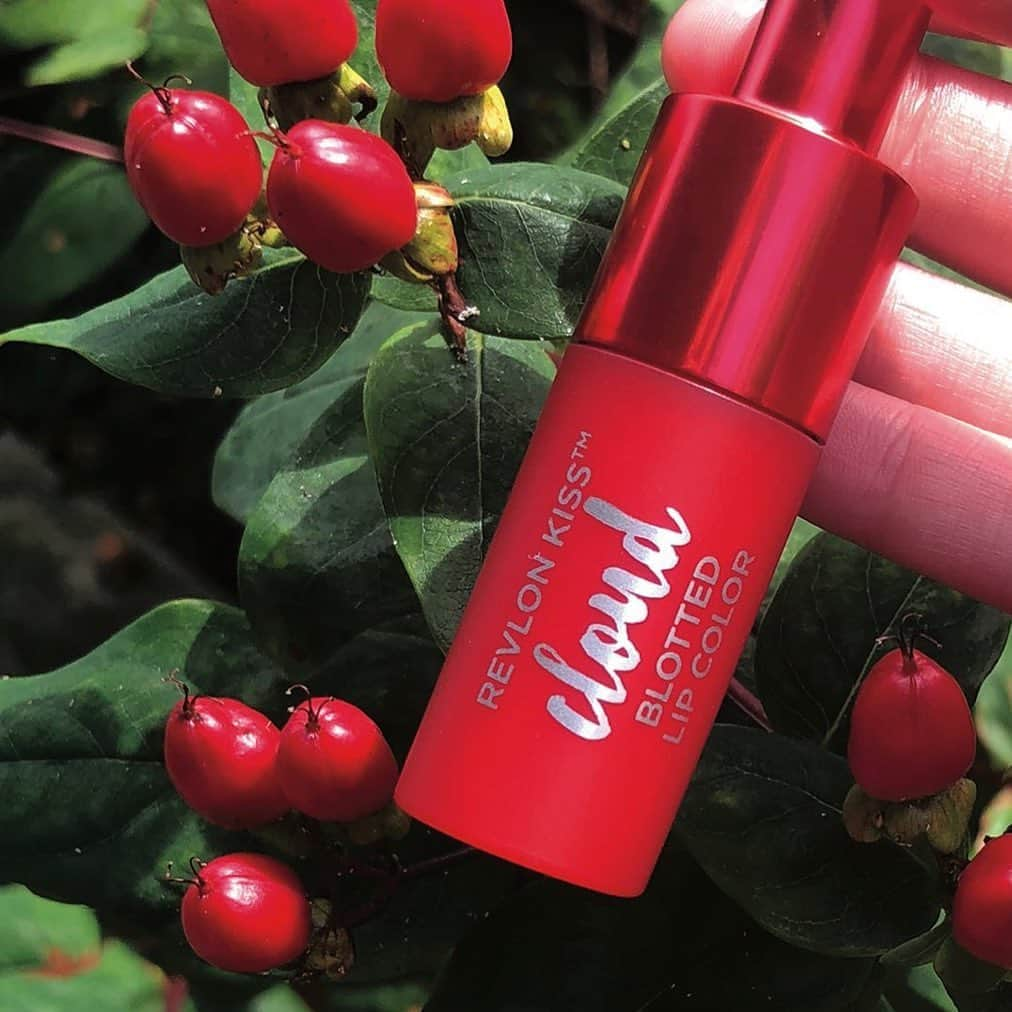 Revlonさんのインスタグラム写真 - (RevlonInstagram)「📌 Holiday hack: Keep our palm-sized #KissCloud Blotted Lip Color on hand in case you find yourself in a mistletoe situation. . Shown: Silky matte Color in Cherries On A Cloud (002) 🍒☁️ . Available now in 🇦🇺, 🇯🇵, 🇬🇧, and 🇿🇦 . Photo by @revlon_uk  #lipcolor #mattelips #holidaymakeup #motd」12月26日 5時06分 - revlon