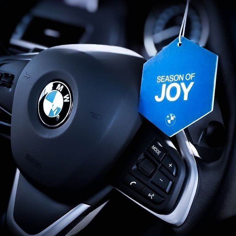 BMW Thailandさんのインスタグラム写真 - (BMW ThailandInstagram)「ไม่ว่าจะซีซั่นไหน ก็ไม่แฮปปี้เท่า Season of JOY แผ่นหอมปรับอากาศในรถที่จะทำให้ปีใหม่ของคุณ JOY ยิ่งกว่าเดิม ของขวัญสุดพิเศษสำหรับผู้ที่รับรถและใช้บริการช่วงคริสมาสต์ถึงปีใหม่นี้ ที่ผู้จำหน่ายฯ อย่างเป็นทางการใกล้บ้านคุณ  #BMW #BMWTH #SeasonofJOY」12月26日 5時07分 - bmwthailand