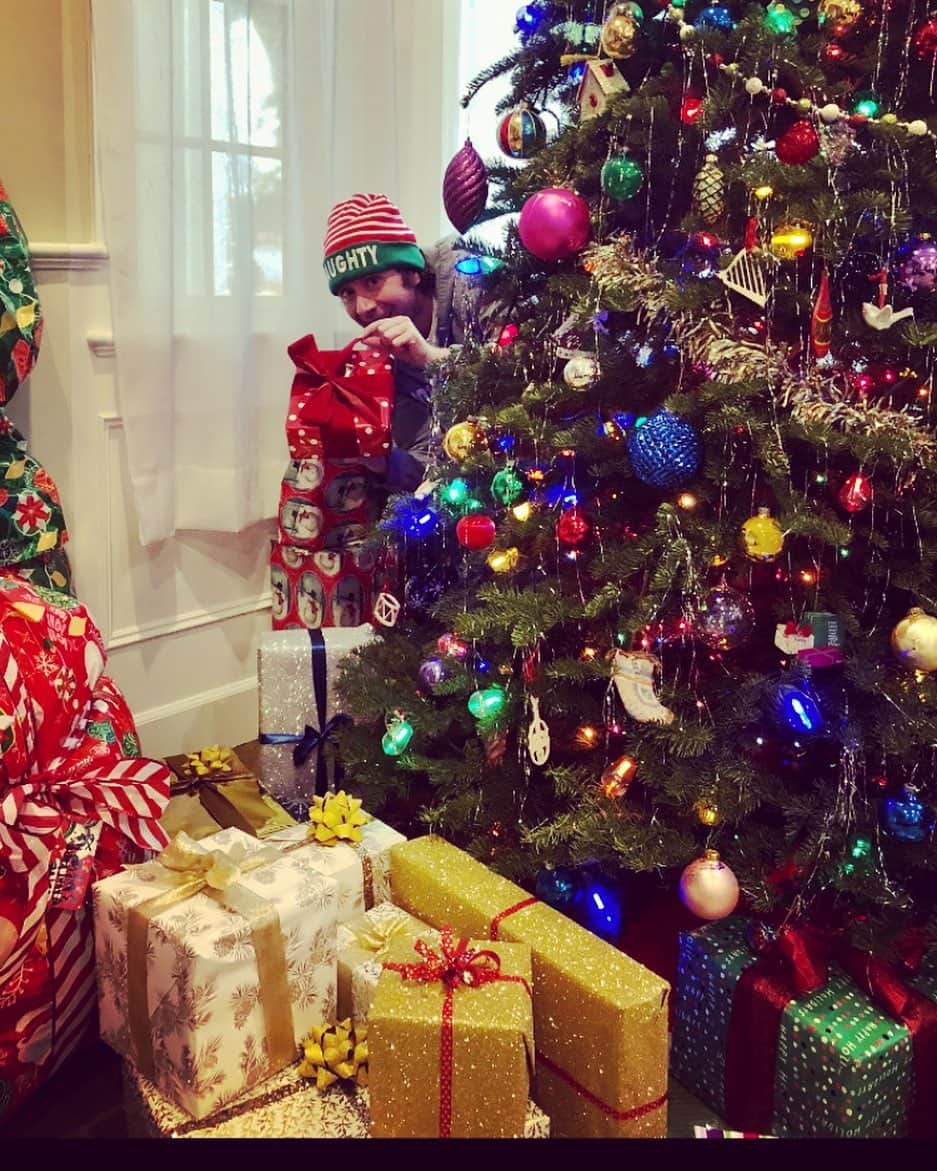 T・J・サインのインスタグラム：「MERRY CHRISTMAS EVERYONE! And happy happy Holidays!🎄🎁 🎅🏼」