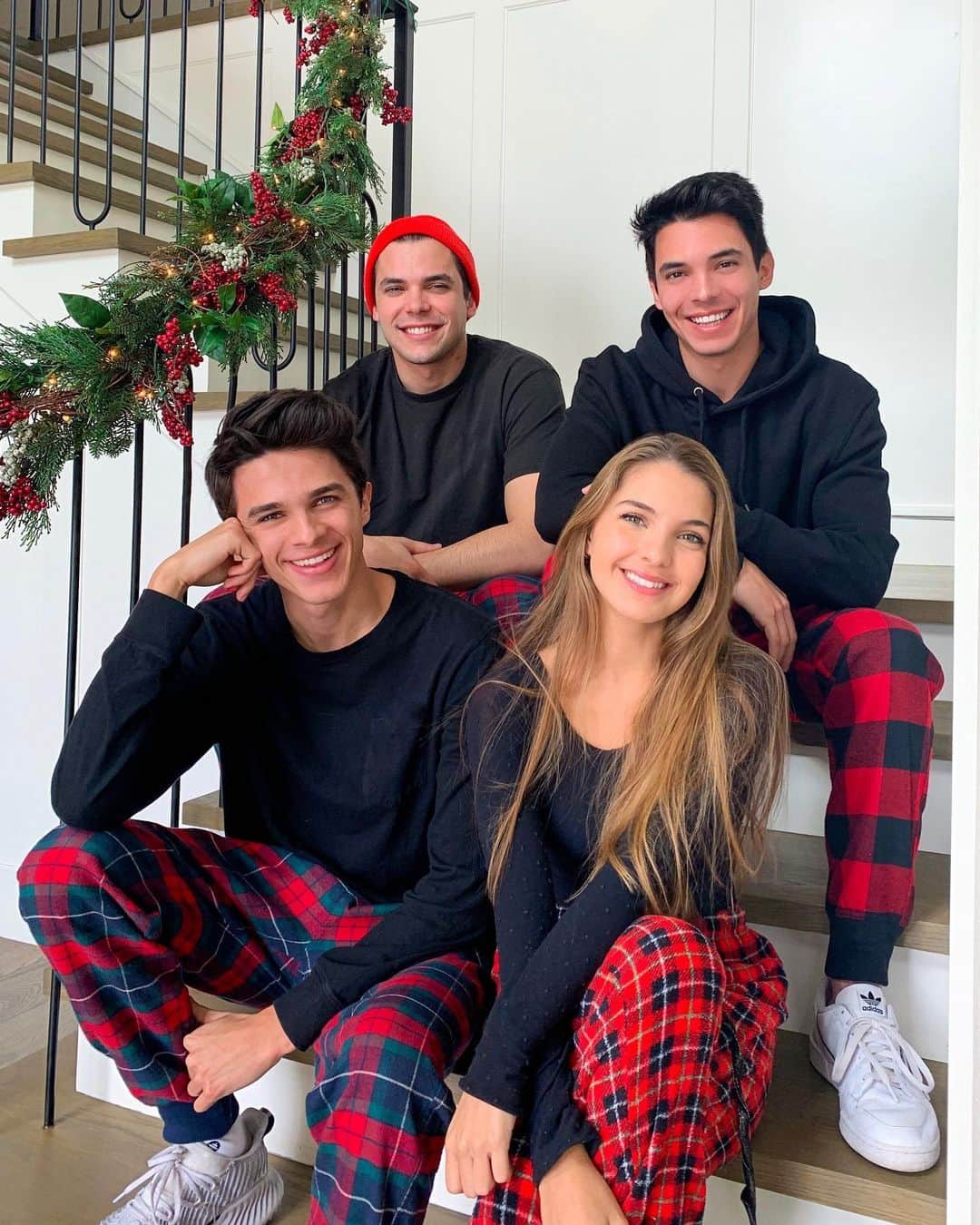 Brent Riveraのインスタグラム：「Merry Christmas and happy holidays from the Rivera family❤️🎄」