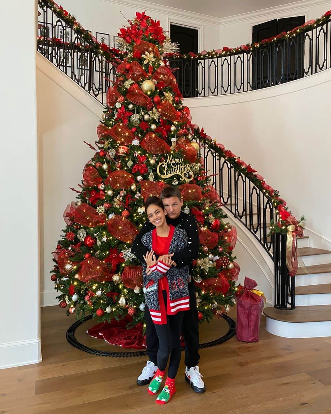 ロブ・ディアデックのインスタグラム：「The gift of true love is the only gift I will ever need. Thank you @bryianadyrdek for another beautiful Christmas season. ❤️🎁🎄❤️」