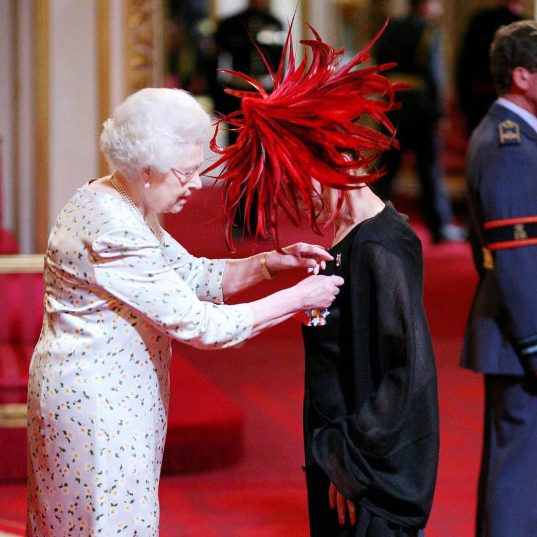 キャサリンハムネットさんのインスタグラム写真 - (キャサリンハムネットInstagram)「Katharine receiving her CBE medal for services to the fashion industry, from the Queen in 2011. ⠀ Katharine, Commander of the Most Excellent Order of the British Empire.⠀ Wearing #philiptracey statement feather hat at #buckinghampalace ⠀ .⠀ .⠀ .⠀ .⠀ .⠀ .⠀ .⠀ .⠀ .⠀ #CBE #servicestofashion #fashionawards #thequeen #katharinehamnett #memories」12月26日 5時21分 - katharinehamnett