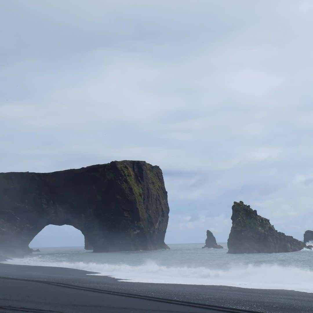 イグナシオ・セルキオさんのインスタグラム写真 - (イグナシオ・セルキオInstagram)「Some behind-the-scenes pictures of our days in Iceland from Episode 1, Season 2 of @lostinspace Thank you to the incredible crew in Iceland for their hospitality and hard work. Visit this amazing country if you ever get the chance. . .  Algunas fotos detrás de escena de nuestros días en Islandia del Episodio 1. Gracias al increíble crew en Islandia por su hospitalidad y trabajo.  Visite este increíble país si alguna vez tiene la oportunidad. . . #lostinspace #season2 #iceland #behindthescenes #crew #explore #travel #adventure」12月26日 5時23分 - nachoserricchio