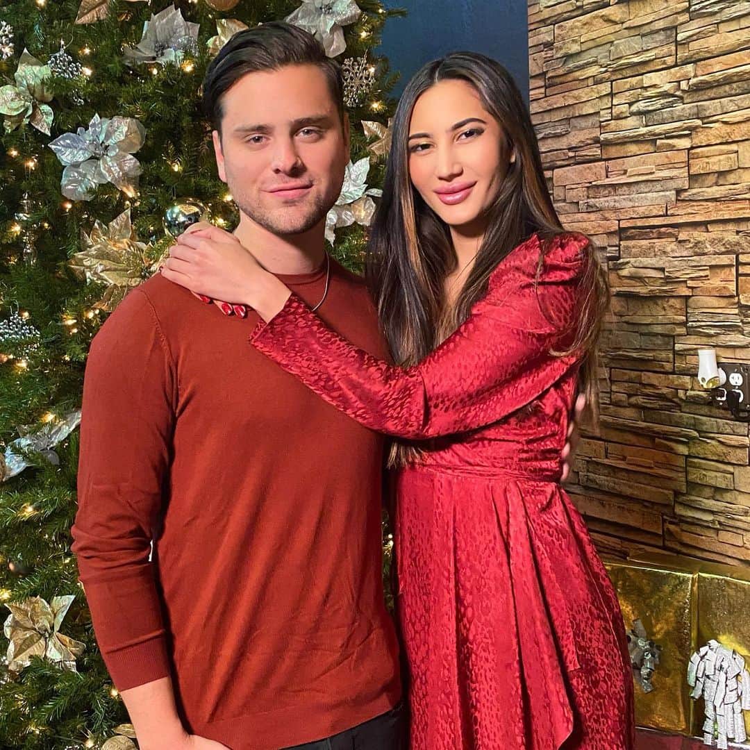 ギャレット・バックストロームのインスタグラム：「The spirit of Christmas is love, generosity, and peace. Be prepared this Christmas by having a clear mind, kind words, and helpful actions. Be the person that we should be to give honor to God. Let the picture of Baby Jesus in the manger give us a message that worldly things are not important. What matters most is the richness in our relationship others and with God. Leaving earth with a legacy of altruism, generosity, and love. May your world be filled with warmth and good cheer this Holy season. I want to wish everyone a joy-filled Christmas from my family to yours. God bless✝️🎄🙏🎅🏼」