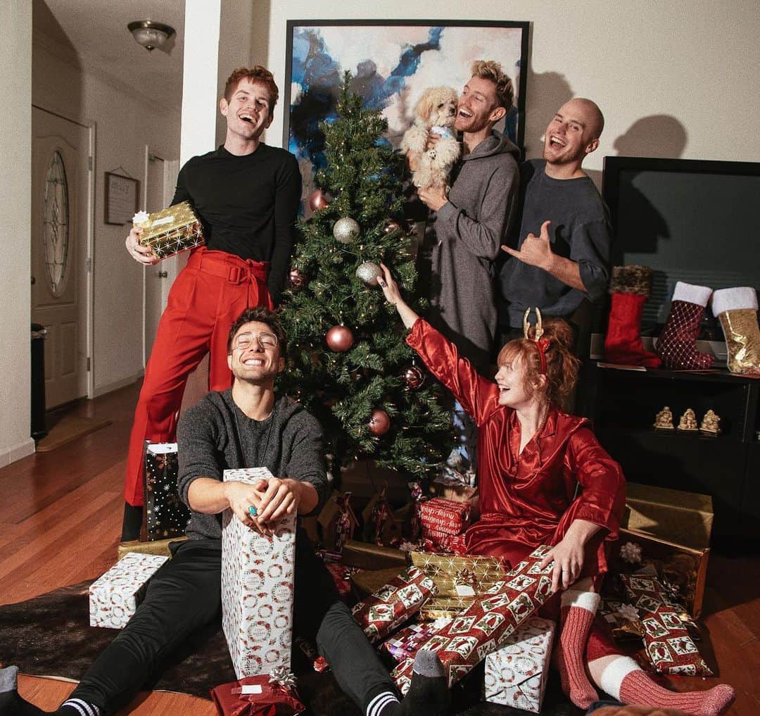 ブランドン・シェイアのインスタグラム：「MERRY CHRISTMAS FAM 🎄❤️」