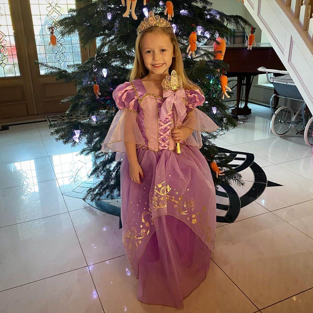エラ・ヘンダーソンさんのインスタグラム写真 - (エラ・ヘンダーソンInstagram)「Reunited with my lil princess 🥳🥰 #AuntieTime #Christmas 💜💜💜💜 x E」12月26日 5時44分 - official_ellahenderson