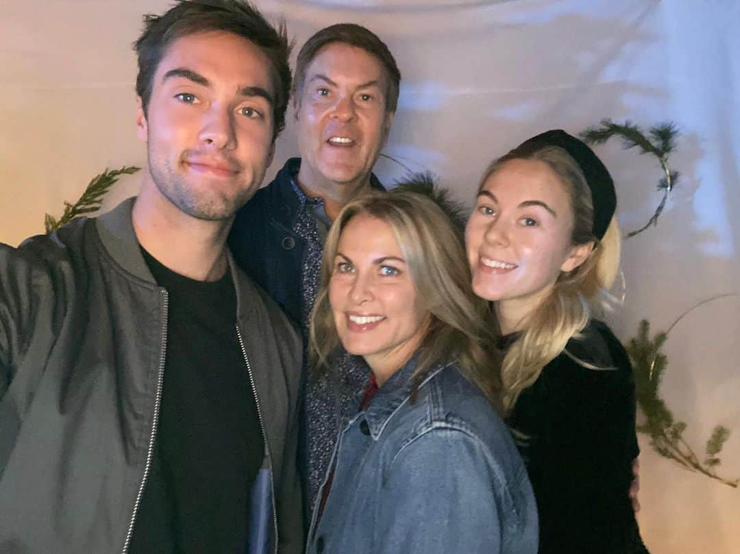 オースティン・ノースのインスタグラム：「Merry Christmas from the North’s 🎄」