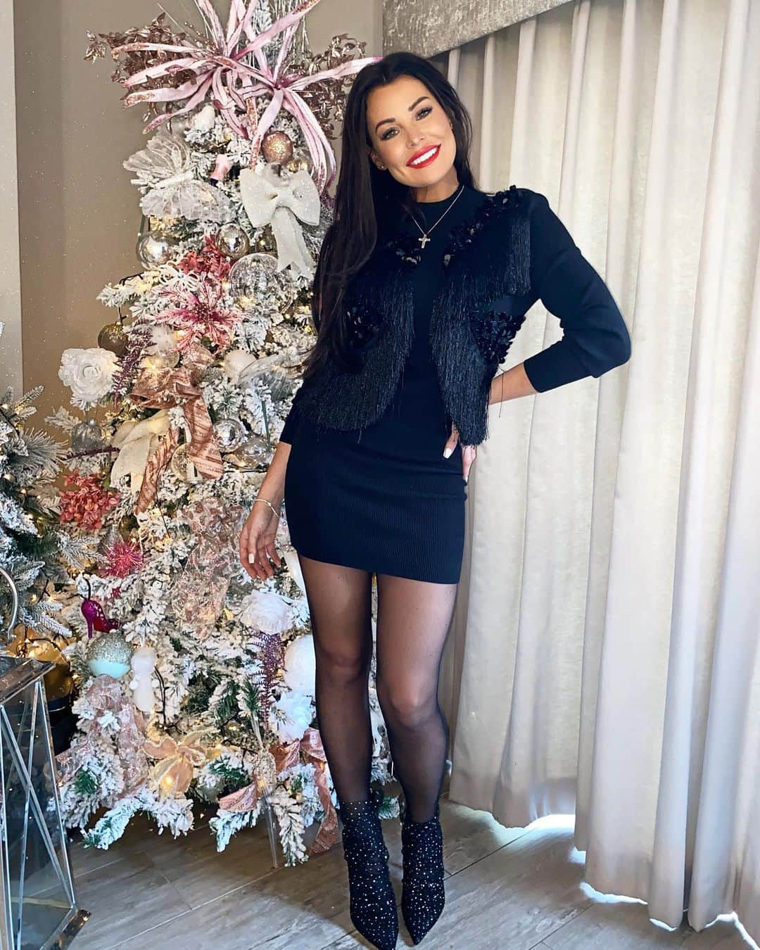 Jessica Wrightさんのインスタグラム写真 - (Jessica WrightInstagram)「All dressed up for the living room 🎄😘 Christmas Day the best day of the year hope you have all had an amazing one. Me & my grandad have been best friends since I was born love him so so much ❤️🎄💫」12月26日 5時49分 - jesswright77