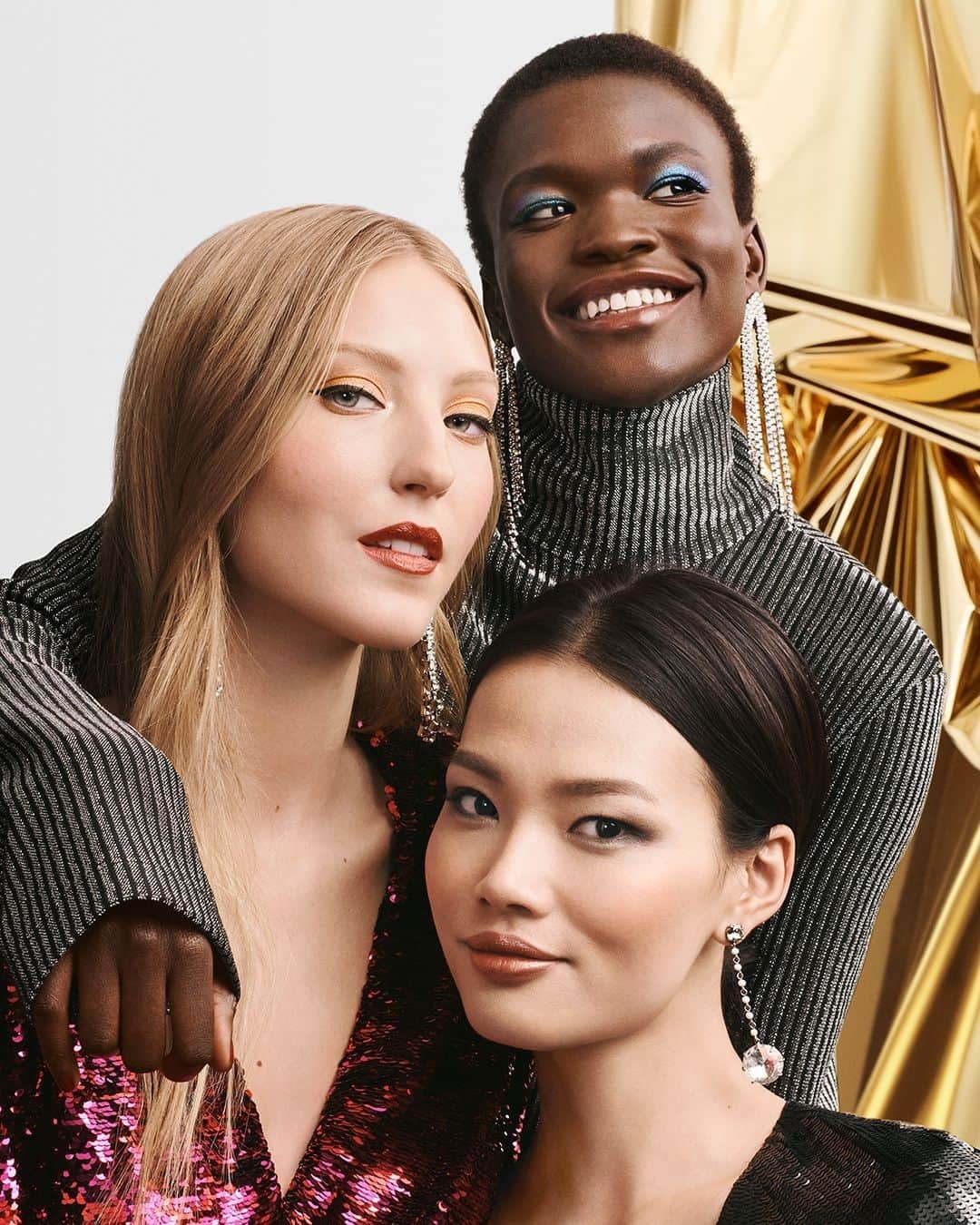 のインスタグラム：「Get together, #glow together. Wishing you a warm & bright holiday—from our family to yours.  #bobbibrown #happyholidays #merrychristmas #love」
