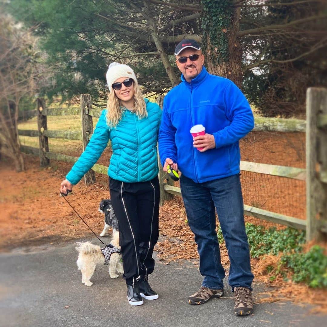 のインスタグラム：「Christmas walks & talks  with Dad & dogs ♥️🎄🐶🚶🏼‍♀️🚶🏽 #christmas #festivities #familytime #walking #burningcalories #beforethebigmeal #dogs」