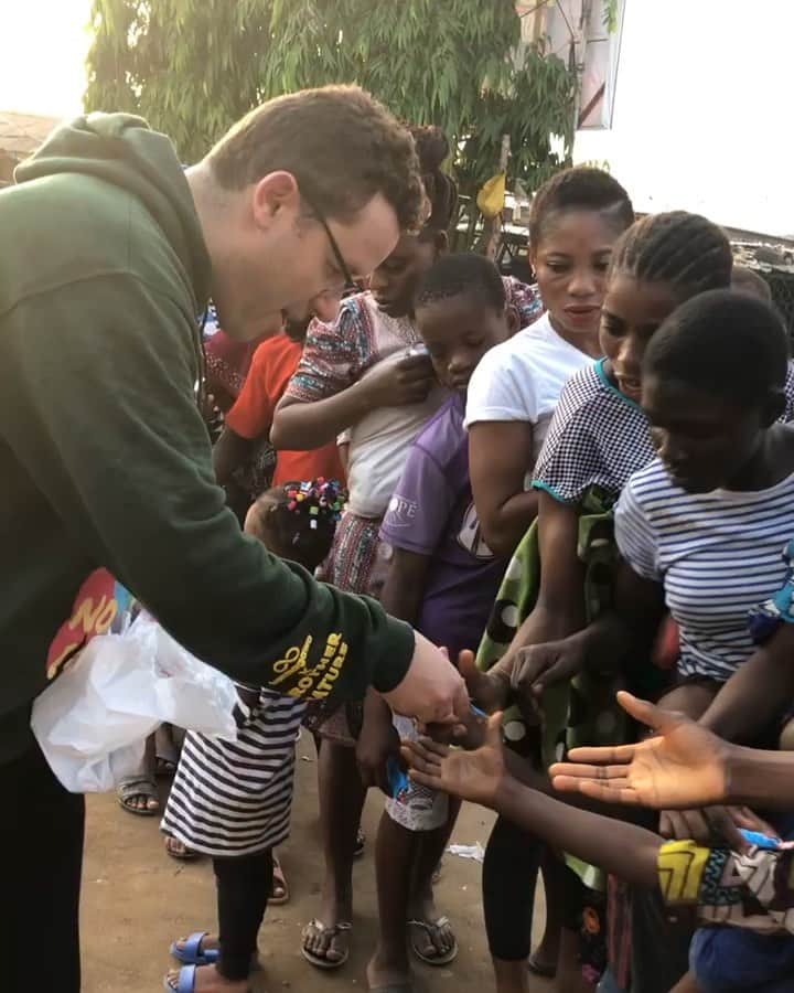 ティモシー・サイクスのインスタグラム：「Merry Christmas, happy Chanukah and happy holidays! After a crazy few days, I finally made it to Nigeria in time to give out toys and supplies to the kids here for Christmas as it’s SO important to give back to others so I’m proud to help out the amazing locals here. People tend to remember to give back only around the holidays, but hopefully if you follow @karmagawa you’re reminded to have the giving spirit all yearlong as it’s truly a way of life/mindset that many more people need because it really brings SO MUCH meaning and fulfillment to your life…try it out and see! I also want to say thank you to everyone who has joined @badboi and I on any @karmagawa trip (like @kelv and @andreduqum did here in Nigeria), shared our photos and videos with your followers, watched our documentaries or bought any of our charity merch (go to karmagawa.com and use the coupon code happyholidays to save 50% off for the next week!) as we continue growing our community/family of like-minded individuals who want to make this a a better world for humans and animals alike…happy holidays to all and I hope you get some quality time with your friends and family! #givingback #merrychristmas #merrychristmukkah #happychanukah #karmagawa #hebrewclaus」