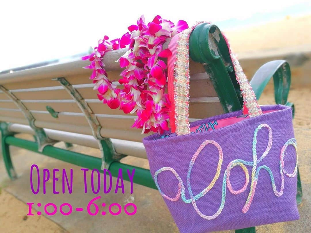 Moco Lima Hawaiiさんのインスタグラム写真 - (Moco Lima HawaiiInstagram)「Mocolima Showroom は本日も営業致しております♡  New color* Aloha jute tote purple  #chill#morning#cold#windy#christmas#lei#gift#photoshoot#thismorning#beach#ocean#waikiki#mocolima#winter#purple#vacation#luckywelivehawaii#aloha#handmade#totebag#madeinhawaii#ハワイみやげ#新色#新作#本日より店頭に並びます#紫」12月26日 6時27分 - mocolimahawaii