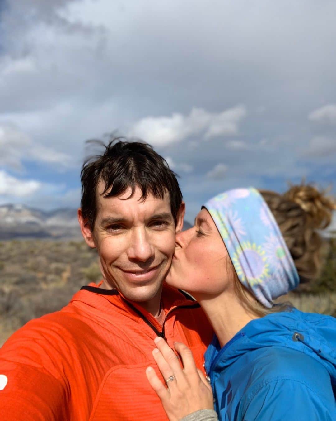 アレックス・オノルドのインスタグラム：「@sannimccandless agreed to marry me. Marry Christmas!!」