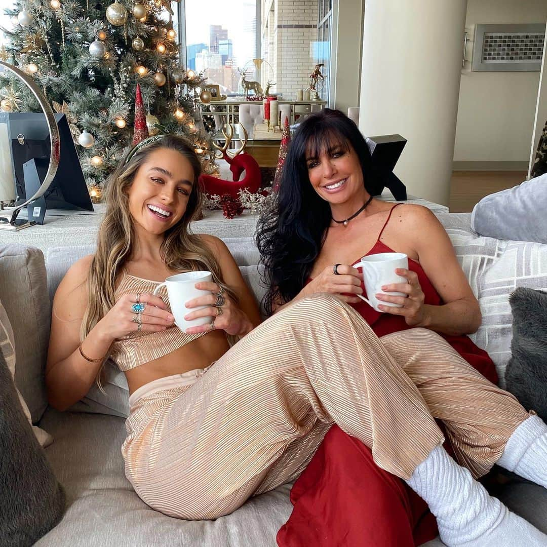 Sommer Rayさんのインスタグラム写真 - (Sommer RayInstagram)「merry christmas from momma & i to you love bugs 💛 @shannon_rayyy」12月26日 6時45分 - sommerray