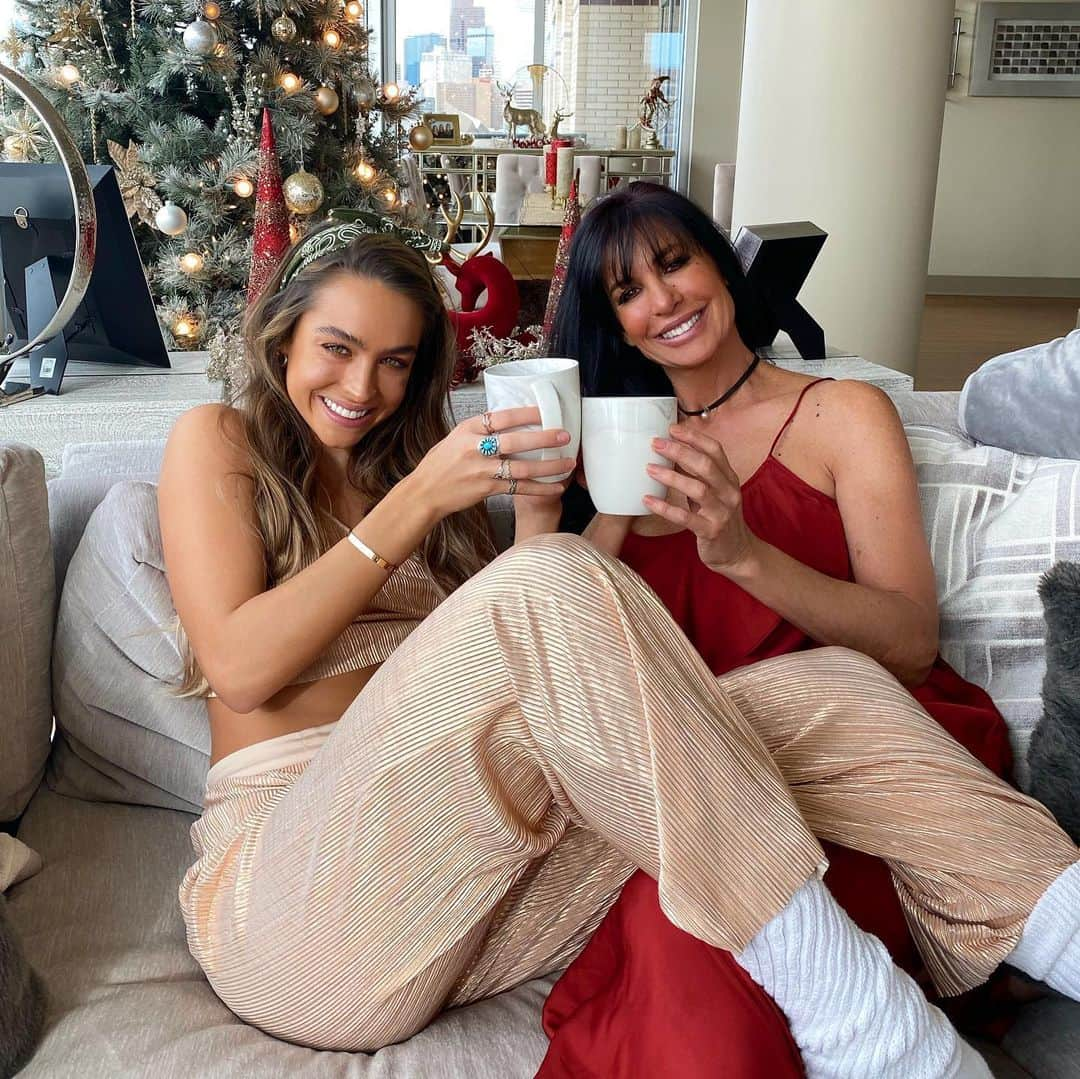 Sommer Rayさんのインスタグラム写真 - (Sommer RayInstagram)「merry christmas from momma & i to you love bugs 💛 @shannon_rayyy」12月26日 6時45分 - sommerray