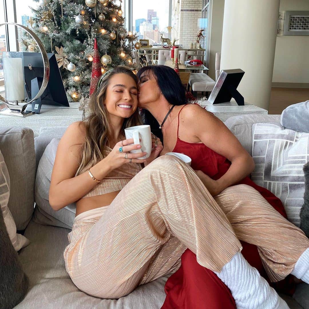 Sommer Rayさんのインスタグラム写真 - (Sommer RayInstagram)「merry christmas from momma & i to you love bugs 💛 @shannon_rayyy」12月26日 6時45分 - sommerray