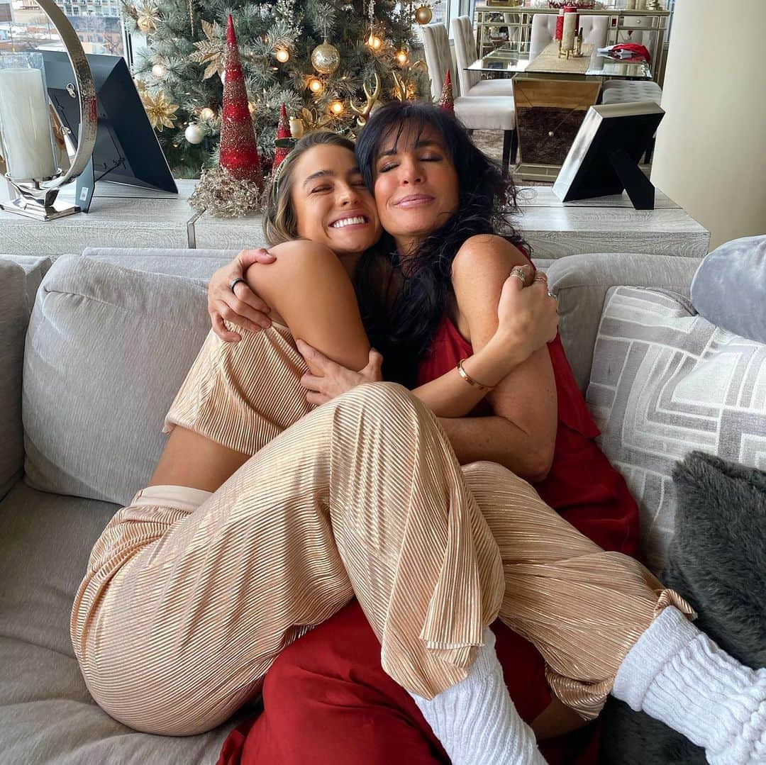 Sommer Rayさんのインスタグラム写真 - (Sommer RayInstagram)「merry christmas from momma & i to you love bugs 💛 @shannon_rayyy」12月26日 6時45分 - sommerray