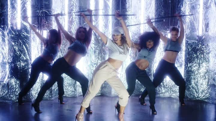 リアン Vのインスタグラム：「Hustlin’ Music video! 🔥Watch full video on my channel! 👀 Announcing my #HustlinChallenge makeup giveaway winner tonight!」