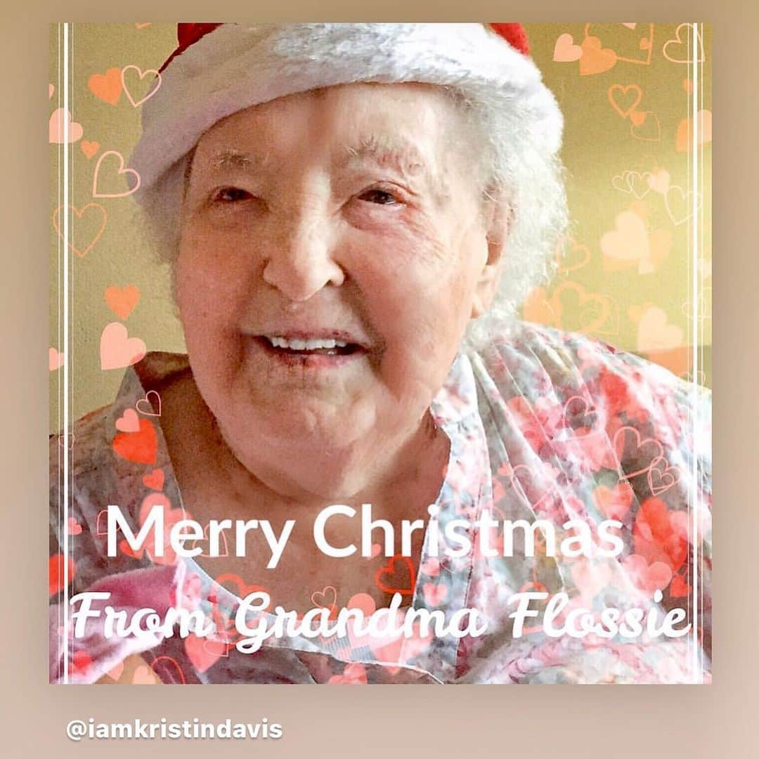 クリスティン・デイヴィスさんのインスタグラム写真 - (クリスティン・デイヴィスInstagram)「My grandmother lived until she was 107. This was a picture of her last Christmas. She lived a  full life with her children and grandchildren and great grandchildren . We all should all be so lucky! Think of you Grandma Flossie ❤️❤️❤️❤️❤️❤️」12月26日 6時51分 - iamkristindavis