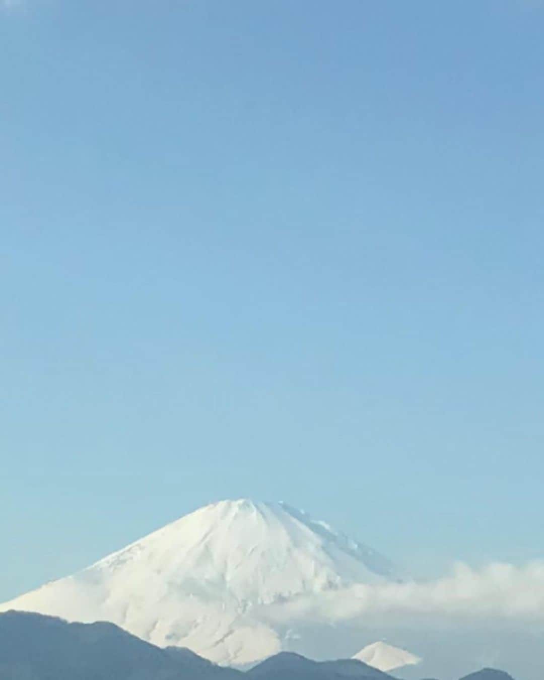 キャシー中島さんのインスタグラム写真 - (キャシー中島Instagram)「*﻿ 東京は曇っていたのに厚木を過ぎたあたりから良いお天気になってきました。﻿ #富士山 がとっても綺麗に見えます。﻿ ﻿ クリスマスは御殿場の生徒さん達とランチパーティーをします。﻿ LaLa GOTENBAというホテルが、﻿ 今は#レブラントプレミアム富士御殿場 と言うホテルになり、ここでおいしいランチをいただきました。﻿ 大きな窓から見える富士山が素晴らしく綺麗でした。﻿ ﻿ ランチを終えてから#キルトミュージアム でレッスンです。﻿ できたてのこのバッグは来月東京ドームで販売するドーム限定のバッグです。﻿ 波とヘリコニアの花をイメージしたおしゃれなバッグになりました。﻿ ﻿ 今日の御殿場はあまり寒くなく過ごしやすいですよ。  #mtfuji #gotenba」12月26日 6時58分 - official_kathynakajima