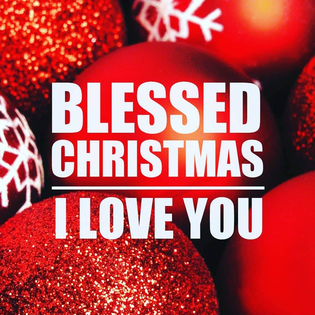 ミア・イエルコフのインスタグラム：「Love you all 🎄🎄🎄🎆🎆🎆」