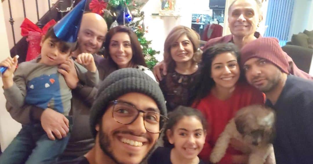メナ・マスードのインスタグラム：「Merry Christmas from the Massouds! 🎄」