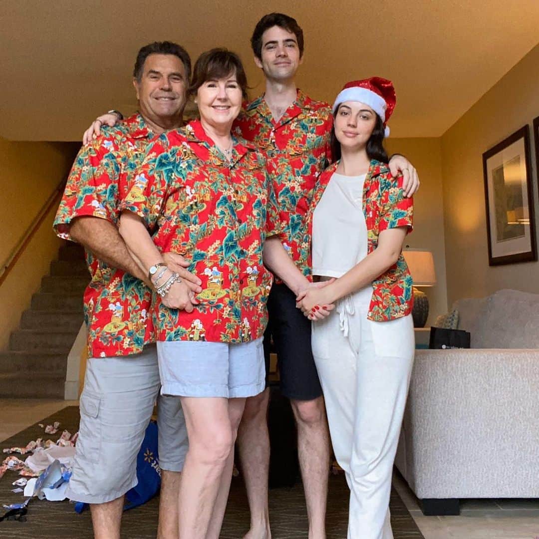 アデレード・ケインのインスタグラム：「Happy Holidays Pat 2... my mum didn’t like the other photo 🙄」