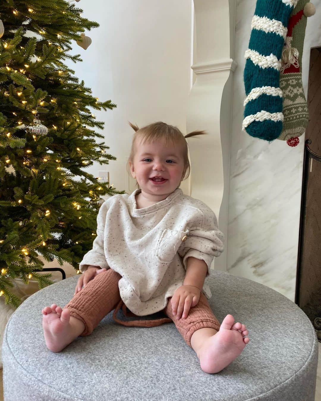 Amber Fillerup Clarkさんのインスタグラム写真 - (Amber Fillerup ClarkInstagram)「Today I cut bangs and did piggies on Frank .. which is a total throwback to her big sister 😱👯‍♂️ our happy little Christmas bean.. she got a walker and her favorite snacks for her presents 🥰」12月26日 7時13分 - amberfillerup