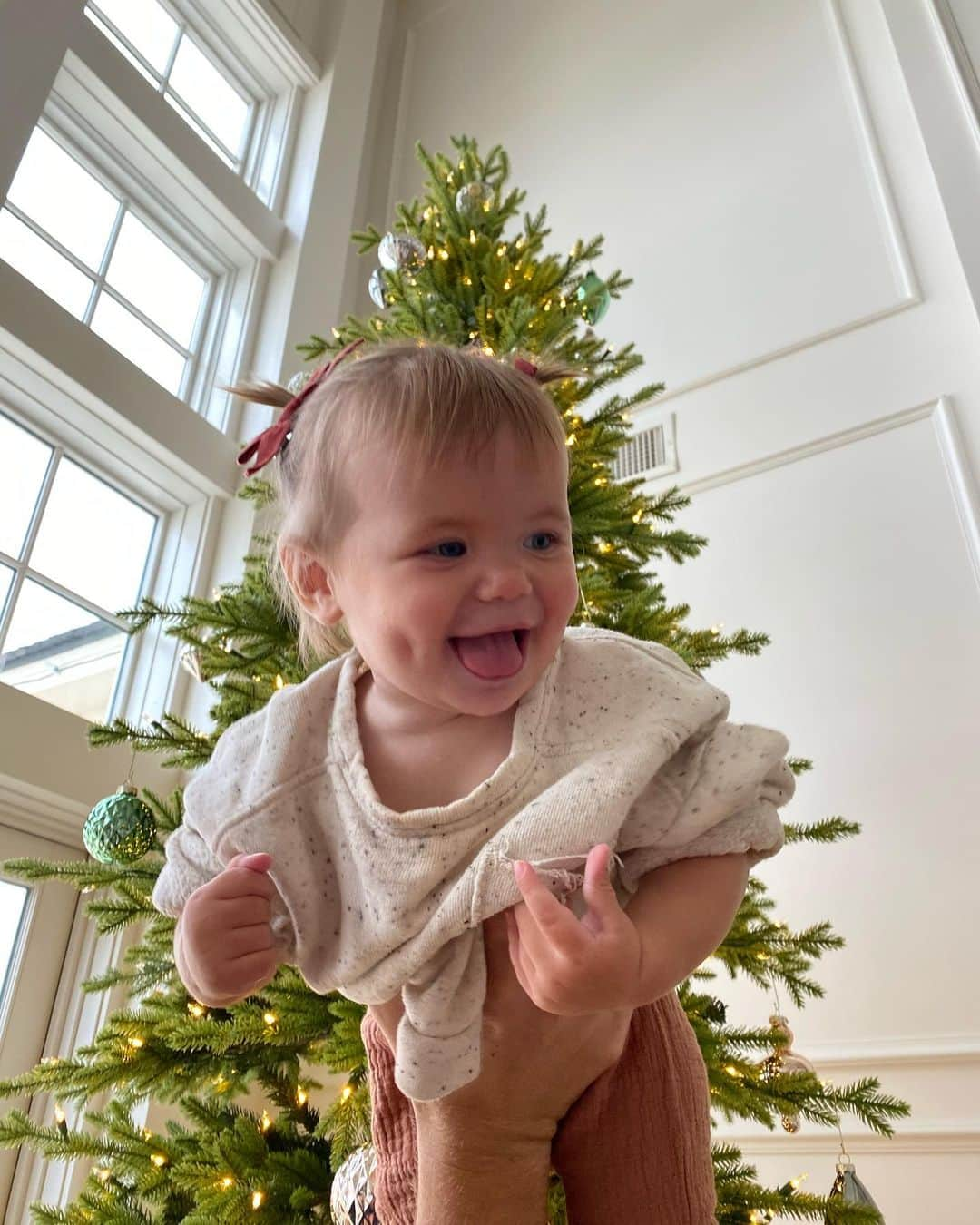 Amber Fillerup Clarkさんのインスタグラム写真 - (Amber Fillerup ClarkInstagram)「Today I cut bangs and did piggies on Frank .. which is a total throwback to her big sister 😱👯‍♂️ our happy little Christmas bean.. she got a walker and her favorite snacks for her presents 🥰」12月26日 7時13分 - amberfillerup