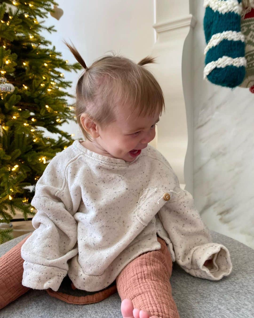 Amber Fillerup Clarkさんのインスタグラム写真 - (Amber Fillerup ClarkInstagram)「Today I cut bangs and did piggies on Frank .. which is a total throwback to her big sister 😱👯‍♂️ our happy little Christmas bean.. she got a walker and her favorite snacks for her presents 🥰」12月26日 7時13分 - amberfillerup