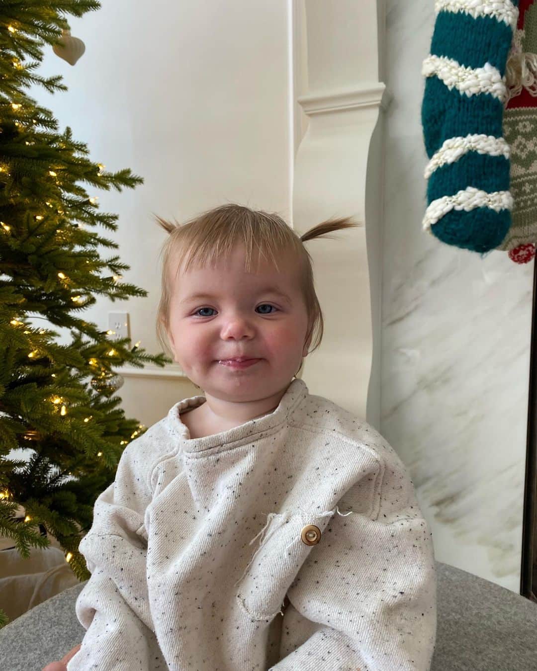 Amber Fillerup Clarkさんのインスタグラム写真 - (Amber Fillerup ClarkInstagram)「Today I cut bangs and did piggies on Frank .. which is a total throwback to her big sister 😱👯‍♂️ our happy little Christmas bean.. she got a walker and her favorite snacks for her presents 🥰」12月26日 7時13分 - amberfillerup