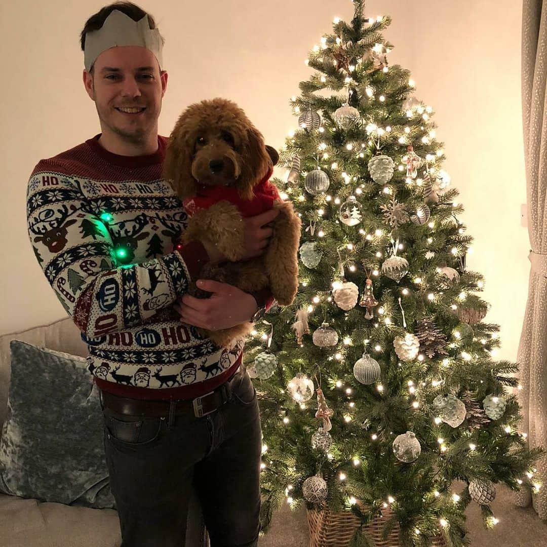 バスさんのインスタグラム写真 - (バスInstagram)「Merry Christmas 🎅🎄🦌 from Honey 🐩🦌 and myself! .  I hope everyone and had a great day with friends and family! 😄 .  Scroll to the end of you want to see what happens when my dad falls asleep around the dogs! 🙈🙊🙊😂 .  #instadog #instagood #dog #dogsofinstagram #twogaijin #xmasday #xmastree #cutedogs  #kawaii #minituregoldendoodle #facelicking #familygoals #tanoshinde #honey #instadog #doglovers #doglover #doglife #doggo」12月26日 7時16分 - basheemskerk_89