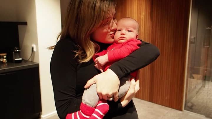 チャチー・ゴンザレスのインスタグラム：「I had this idea right before I left to the hospital which means I filmed this when my contractions were 4 mins apart...but I’m dying at how this turned out!! My Bean makes me feel so special to be her momma ❤️ @sophiarosehilden • • @justinbieber @teddysphotos」
