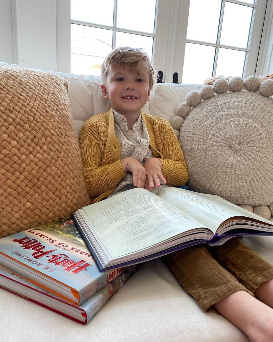 Amber Fillerup Clarkさんのインスタグラム写真 - (Amber Fillerup ClarkInstagram)「Atticus got Harry Potter Illustrated books that he had been asking for and I’m so excited to read them with him because I’ve never read Harry Potter 😱 and I think I’ve only seen the first movie. I also thought he was going to pass out when he saw his race car track 😂 this is the best age for Christmas!」12月26日 7時27分 - amberfillerup