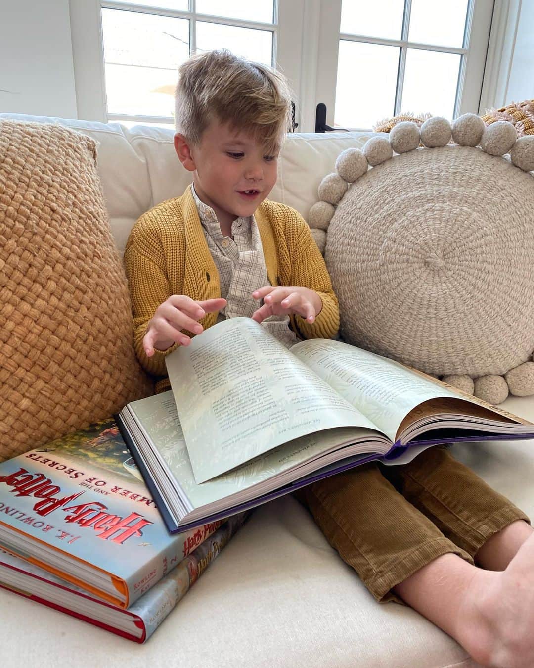 Amber Fillerup Clarkさんのインスタグラム写真 - (Amber Fillerup ClarkInstagram)「Atticus got Harry Potter Illustrated books that he had been asking for and I’m so excited to read them with him because I’ve never read Harry Potter 😱 and I think I’ve only seen the first movie. I also thought he was going to pass out when he saw his race car track 😂 this is the best age for Christmas!」12月26日 7時27分 - amberfillerup