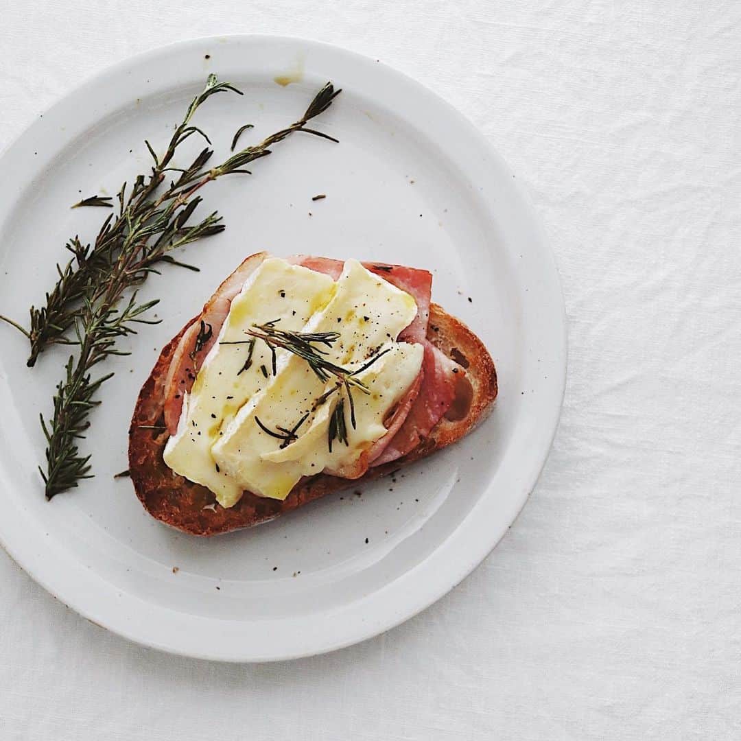 のインスタグラム：「cheese & bacon . 今朝はパンの上に チーズとベーコン。 今日から冷蔵庫の 大掃除はじめます。 . . #パン #チーズとベーコン #パンとチーズ #パンスタグラム #フードロス削減 #briecheese #cheeseandbacon」