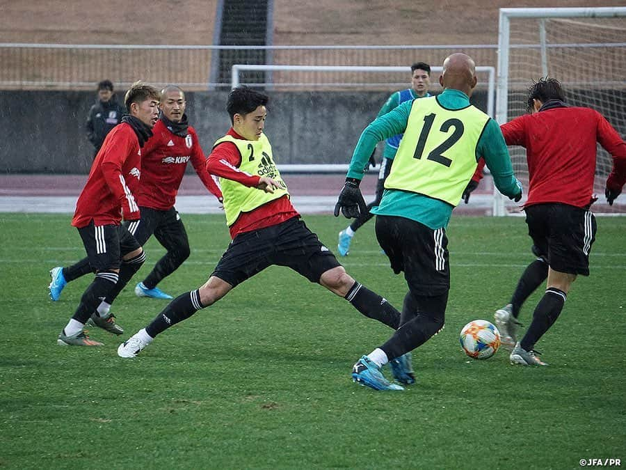 日本サッカー協会さんのインスタグラム写真 - (日本サッカー協会Instagram)「📸#U22日本代表 12月25日（水）、長崎合宿２日目。2部練習が行われ、午後のトレーニングの様子です。 ・ 朝から雨が降り続き低い気温の中、午後はポゼッションやシュート練習を実施。選手たちは互いに大きな声を掛け合いながら、連携を深め合いました。。 ・ 🏆キリンチャレンジカップ2019 🇯🇵U-22日本代表 🆚U-22ジャマイカ代表🇯🇲 📅12/28(土) 19:20KO/16:20 開場(予定) 📍トランスコスモススタジアム長崎 📺日本テレビ系 ※チケットは完売しました 👉大会情報はJFA.jpへ ・ #daihyo #キリチャレの日」12月26日 7時32分 - japanfootballassociation