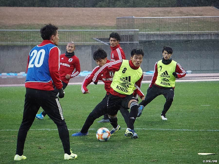 日本サッカー協会さんのインスタグラム写真 - (日本サッカー協会Instagram)「📸#U22日本代表 12月25日（水）、長崎合宿２日目。2部練習が行われ、午後のトレーニングの様子です。 ・ 朝から雨が降り続き低い気温の中、午後はポゼッションやシュート練習を実施。選手たちは互いに大きな声を掛け合いながら、連携を深め合いました。。 ・ 🏆キリンチャレンジカップ2019 🇯🇵U-22日本代表 🆚U-22ジャマイカ代表🇯🇲 📅12/28(土) 19:20KO/16:20 開場(予定) 📍トランスコスモススタジアム長崎 📺日本テレビ系 ※チケットは完売しました 👉大会情報はJFA.jpへ ・ #daihyo #キリチャレの日」12月26日 7時32分 - japanfootballassociation