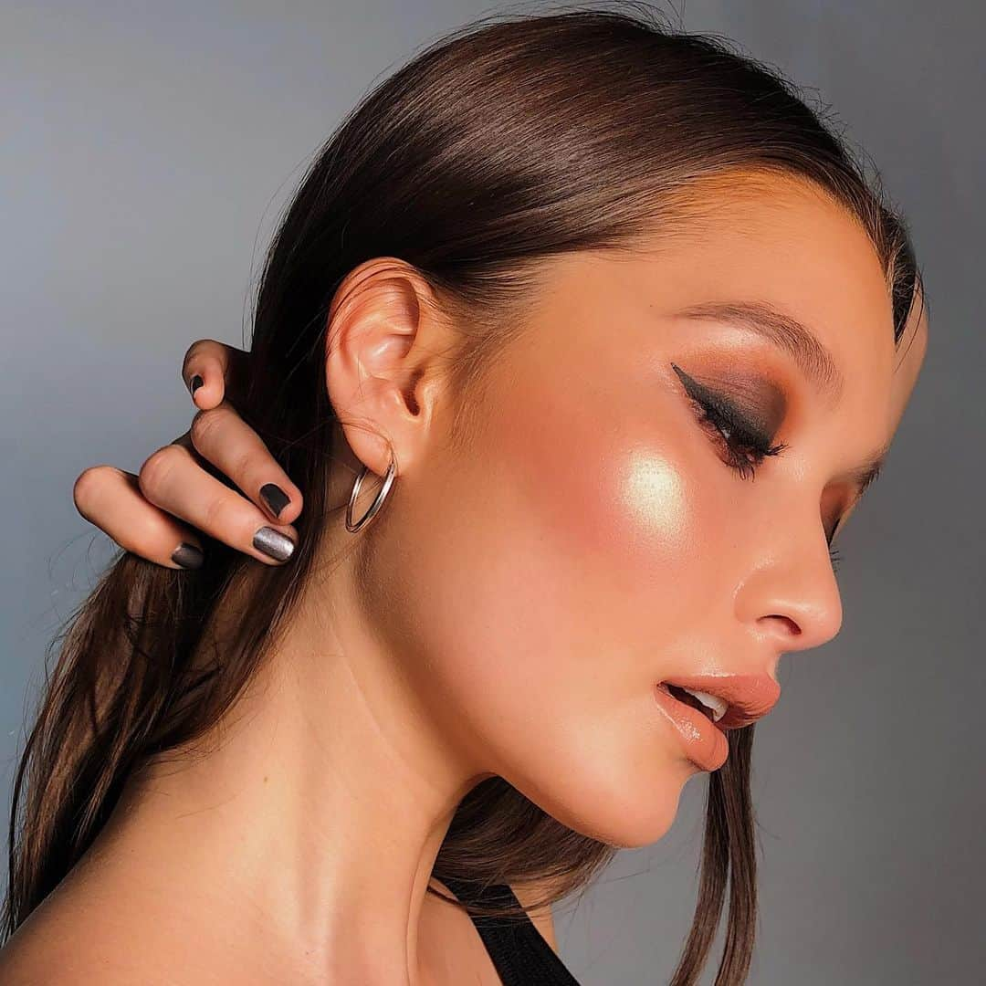 Maybelline New Yorkさんのインスタグラム写真 - (Maybelline New YorkInstagram)「This glow is 🔥! @namvo created this gorgeous glam on @yadavillaret using #masterchrome ‘molten gold’ highlighter, fit me blush in ‘peach’, #masterprecise liner and the #mattebar eyeshadow palette. For a how-to on this look head to our channel: youtube.com/maybellinenewyork. #dewydumplings #namvoglow」12月26日 7時43分 - maybelline